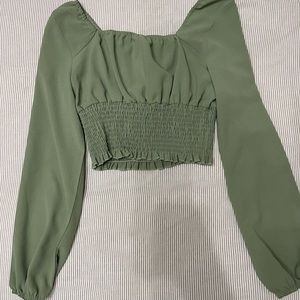 Stylish green long sleeve!! Barley ever worn and looks great with jeans!! 🦎✨